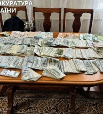 307 тисяч доларів, 6 тисяч євро та 113 тисяч гривень: у Дніпрі судитимуть голову ВЛК за хабарі та незаконне збагачення