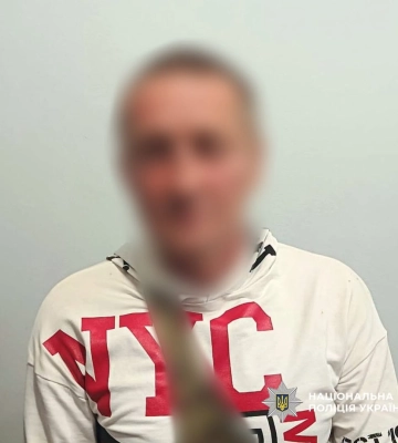 Харківські поліцейські взяли у кайданки двох злодюг, які побили та пограбували перехожого