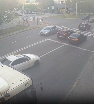 На перехресті у Львові два BMW наїхали на батька з дитиною, - ВІДЕО