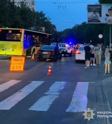 Во Львове два BMW сбили отца с 8-летней дочерью - начато расследование