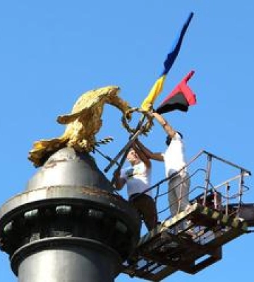 На Монументі Слави у Полтаві оновили прапори