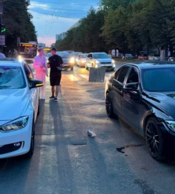 У Львові два автомобілі збили батька з дитиною