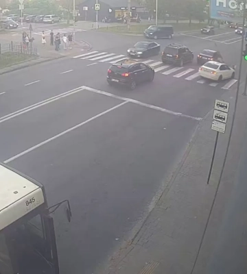 Во Львове две машины BMW на одном пешеходном переходе сбили отца с 8-летней дочерью - оба находятся в реанимации. ВИДЕО