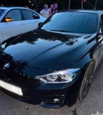 У Львові дві BMW збили батька та його 8-річну доньку. Момент ДТП потрапив на відео