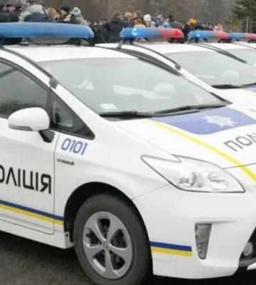 На Одещині чоловік дістав ніж і пошкодив поліцейську машину: чим усе закінчилося