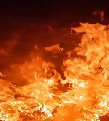 Ворог атакував всю ніч: на Київщині виникла пожежа на складах