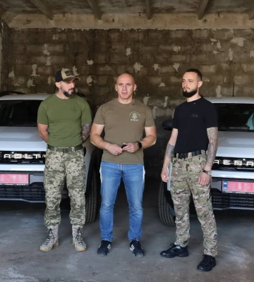 Від громади Миколаєва бійцям ППО передали дві нові автівки
