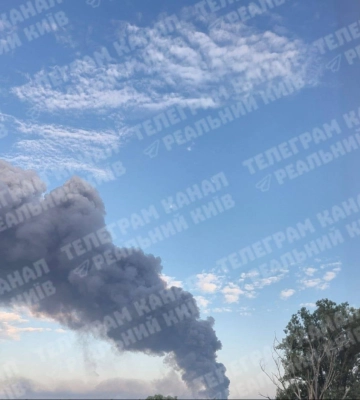 Росіяни атакували Київщину: у Борисполі горять складські приміщення