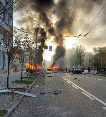 В результате атаки РФ 27 августа в Киеве загорелся автомобиль и был поврежден спорткомплекс