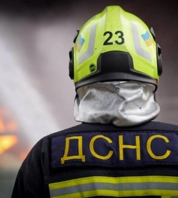 РФ атакує Київ: палає авто, пошкоджено спорткомплекс