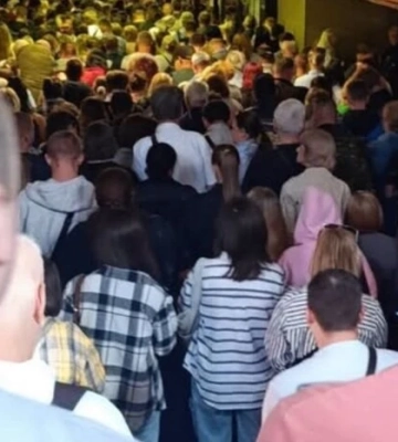 Киевляне массово спустились в метро из-за тревоги: станция «Лесная» переполнена