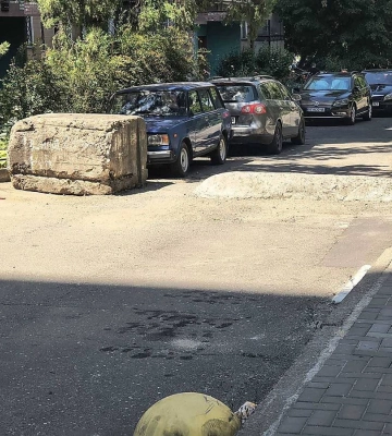 У Миколаєві демонтують бетонні блоки, які перекривають проїзд біля будинку на проспекті Центральному