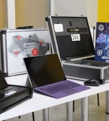 Три волинські громади отримали мобільні валізи для ЦНАПів
