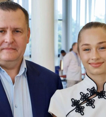 Вышла с протестом против участия стран-агрессоров: мэр Филатов вручил награду 14-летней гимнастке из Днепра