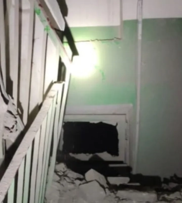 В Краматорске в результате авиаудара обрушился подъезд, четыре человека оказались заблокированными. ФОТО