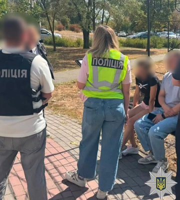 Предложение "брони" за $20 000: в Киеве задержали волонтера и сотрудницу "Красного Креста"