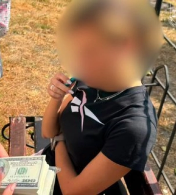 За $20 тисяч обіцяли "бронь" і виїзд за кордон: у Києві затримали керівницю районної організації Червоного Хреста та волонтера. ФОТО