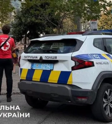 Пострадали три человека. Полиция показала последствия дневной атаки России на Киев — фото