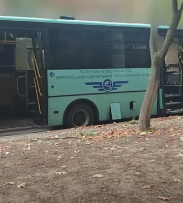 Атака на маршрутку в Херсоні: кількість постраждалих зросла до чотирьох
