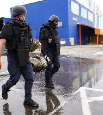 Російський безпілотник вдарив по «Епіцентру» у Харкові — загинула людина