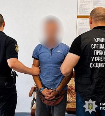Збував пістолети: правоохоронці повідомили про підозру криворіжцю