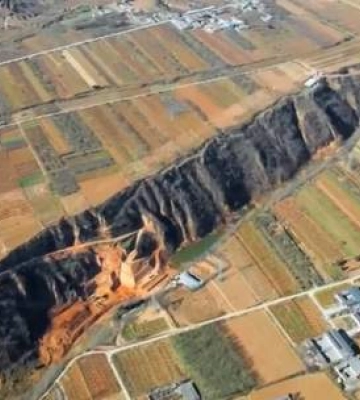 Китай роздирає гігантський розлом, вчені б'ють на сполох: земля буквально розходиться під ногами