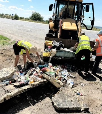 З узбіччя траси Київ – Одеса прибрали звалище побутового сміття