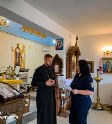 «На Бога покладайся, а вогнегасник тримай під рукою»: рятувальники перевіряють храми Закарпаття