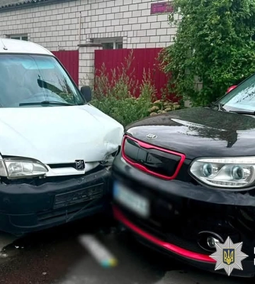 У Звягелі водій та водійка після ДТП поспілкувалися з поліцією, а літня пасажирка - з лікарями