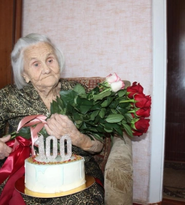 Рівнянка відзначила 100-річний ювілей: між нею та наймолодшою правнучкою - 99 років
