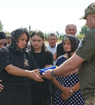Не встиг натішитися першою онучкою: на Волині провели в останню дорогу воїна Олексія Калюха