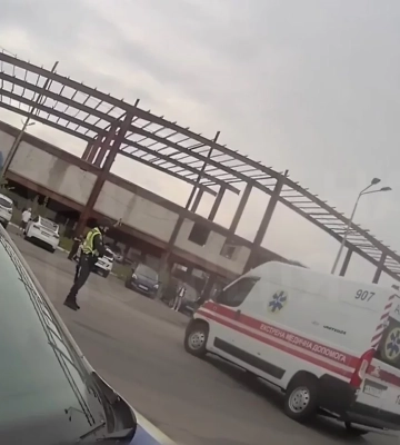 Первые минуты после удара по «Эпицентру» в Харькове показали копы (видео)