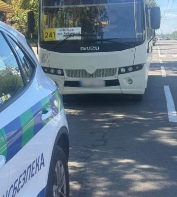 В Киеве на 34 000 гривен оштрафовали маршрутчика за выезд на встречную полосу