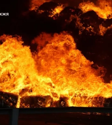 Росіяни атакували Запоріжжя: є поранена, загорівся склад 