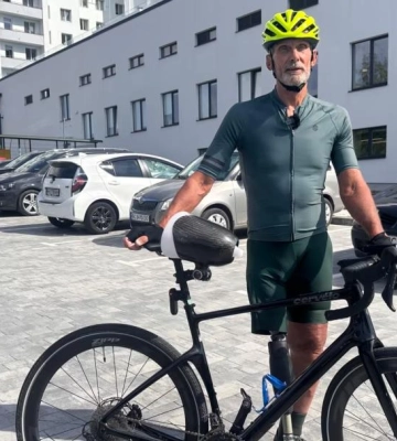 Понад 2000 кілометрів на протезі: канадський ветеран Джейкоб Кепка вирушив у велопробіг Україною