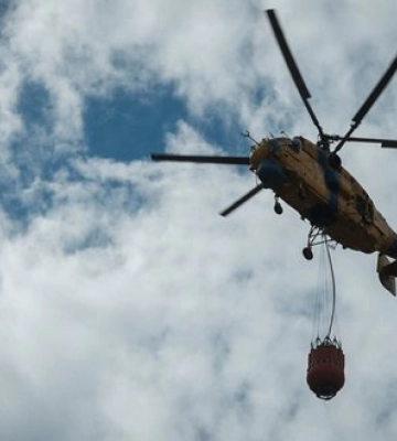 РФ б’є по Київщині хвилями: після нічного удару зафіксували ще 28 атак, рятувальники гасять пожежі. ФОТОрепортаж