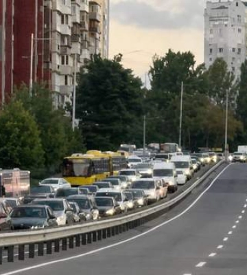 Люди кидають машини та йдуть пішки: у Києві виник масштабний транспортний колапс