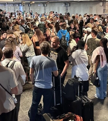 Укриття вокзалу у Києві переповнене людьми через масові затримки поїздів