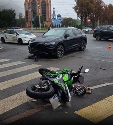 У Кривому Розі на перехресті зіштовхнулись автівка з мотоциклом — деталі