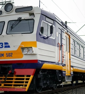 Майже на 10 годин затримуються потяги через Дніпро: список рейсів