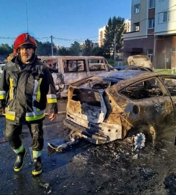 Нічна атака на Вишневе: ворожий дрон спалив понад 15 авто та пошкодив будинки