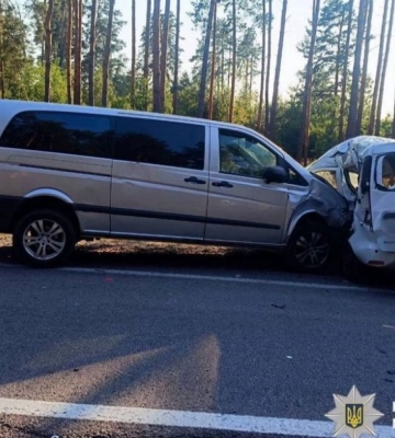 Розворот ціною в життя: під Києвом зіткнулись Renault й Mercedes-Benz