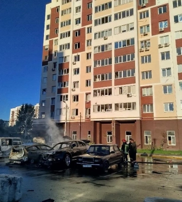 У Вишневому дрон РФ влучив у житловий масив, згоріли автомобілі