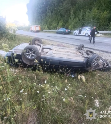 На Золочівщині перекинувся легковик: є загиблий