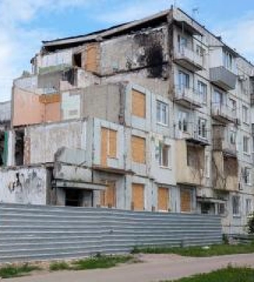У Полтаві почали відновлювати будинок на Баленка, пошкоджений ракетою РФ