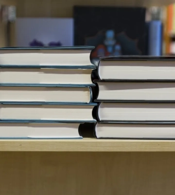 Российский дрон атаковал склад с книгами известных издательств