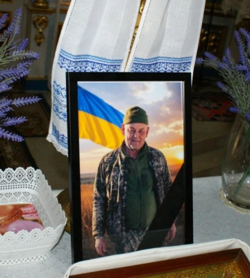 У Рожищі провели в останню дорогу воїна Олексія Калюха