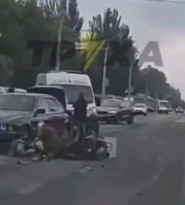 На Космонавтів мопед врізався в автомобіль