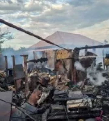 На Сумщині рятувальники ДСНС гасили пожежі під загрозою повторних ударів РФ
