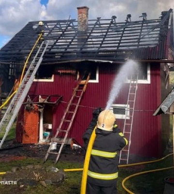 Бабуся вчасно вивела онуку: на Закарпатті пожежа охопила другий поверх дерев’яного будинку